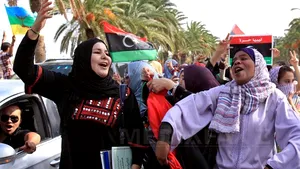 Mii de persoane sărbătoresc în Tripoli moartea lui Muammar Kadhafi - VIDEO