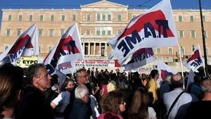 MANIFESTAŢII ÎN ATENA: Sindicatele greceşti protestează faţă de restructurarea sectorului public