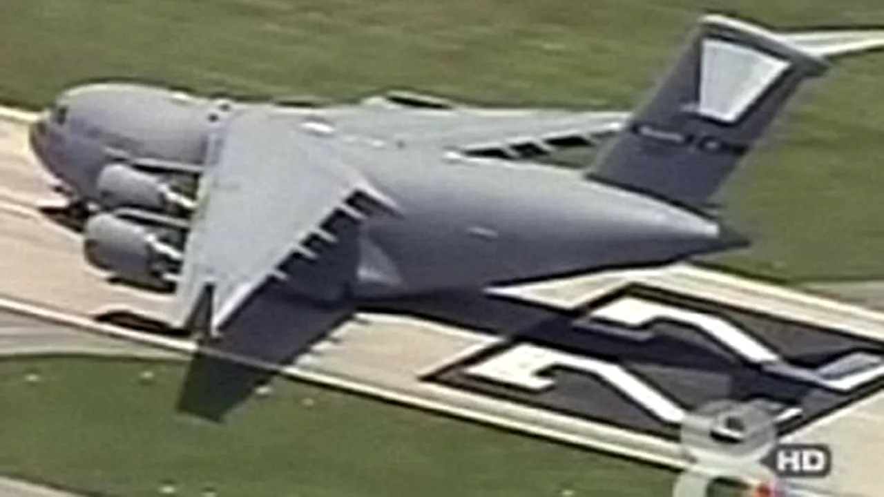 ATERIZARE INCREDIBILĂ: Cum a reuşit un avion cargo al Air Force să se oprească la trei metri de sfârşitul pistei - VIDEO