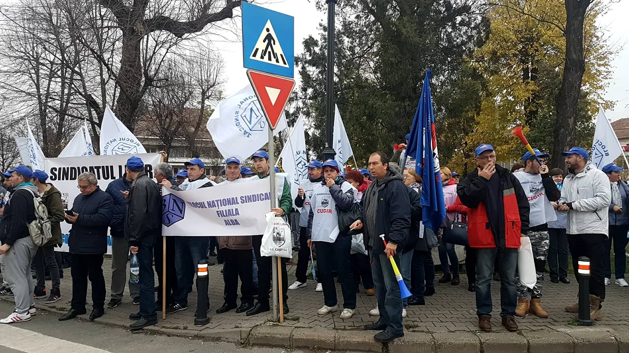 Peste 200 de sindicalişti Blocului Naţional Sindical au protestat la Alba Iulia, nemulţumiţi de transferul contribuţiilor | FOTO 