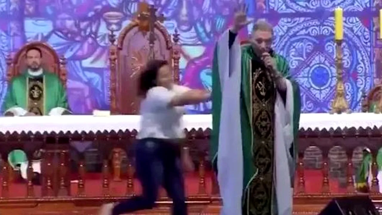 Momentul în care un preot este împins de pe scenă de o enoriaşă, după ce ar fi spus că ”femeile grase nu ajung în Rai” | VIDEO