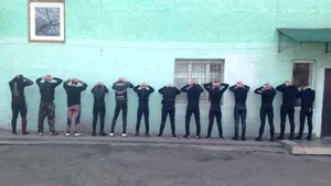 CONTRABANDIŞTI în costume de SCAFANDRI ce reveneau din România prin Râul Tisa, reţinuţi în Ucraina. Nu au reuşit să vândă ŢIGĂRILE şi le aduceau înapoi în ţară