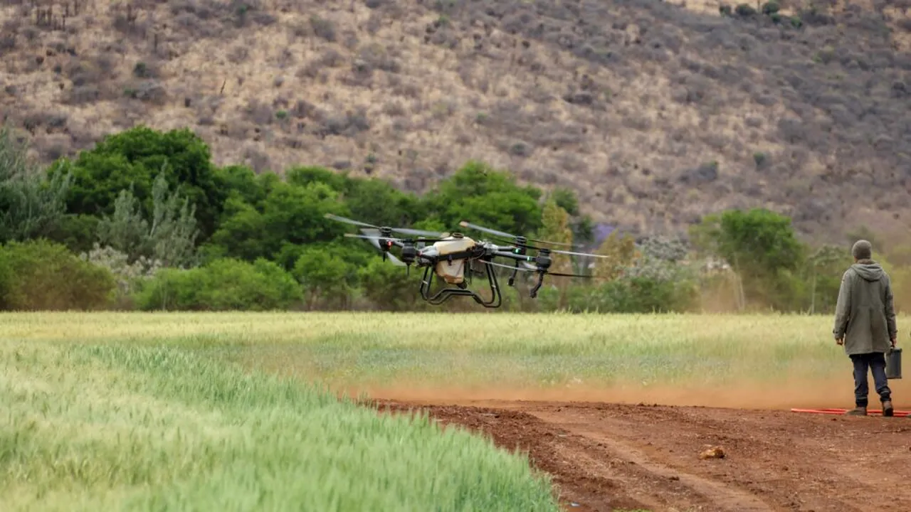 Asociațiile de fermieri se opun proiectului de lege care permite pulverizarea aeriană a pesticidului cu drone