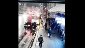 VIDEO Răpire în centrul Clujului. O adolescentă de 15 ani este băgată cu forţa într-o maşină. Oamenii nu reacţionează