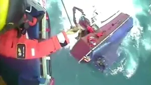 Paza de Coastă britanică a filmat salvarea a cinci pescari naufragiaţi, inclusiv a unui român - VIDEO