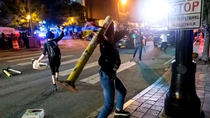 Zeci de protestatari, reţinuţi de poliţie după violenţele din oraşul american Seattle