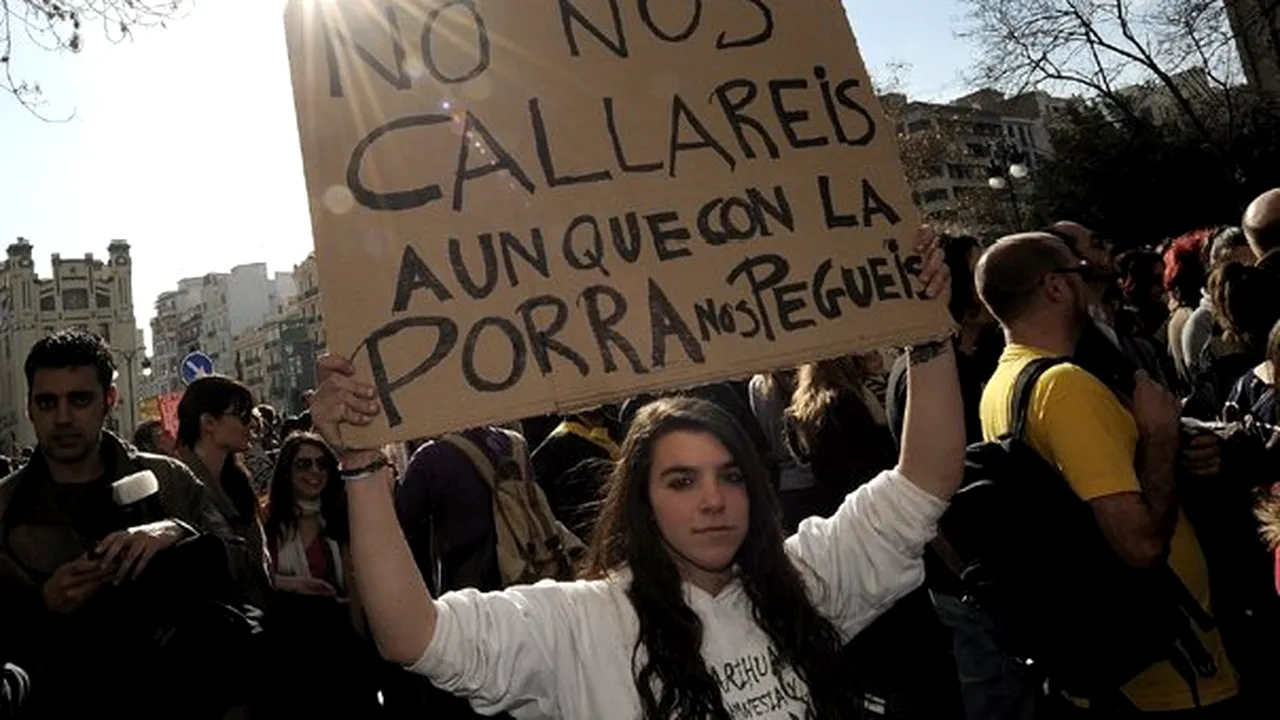 Mii de persoane au demonstrat la Valencia, denunţând intervenţia violentă a forţelor de ordine - FOTO