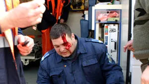 Gândul: Sute de poliţişti bătuţi, împuşcaţi, incendiaţi, tăiaţi cu sabia, toporul sau drujba