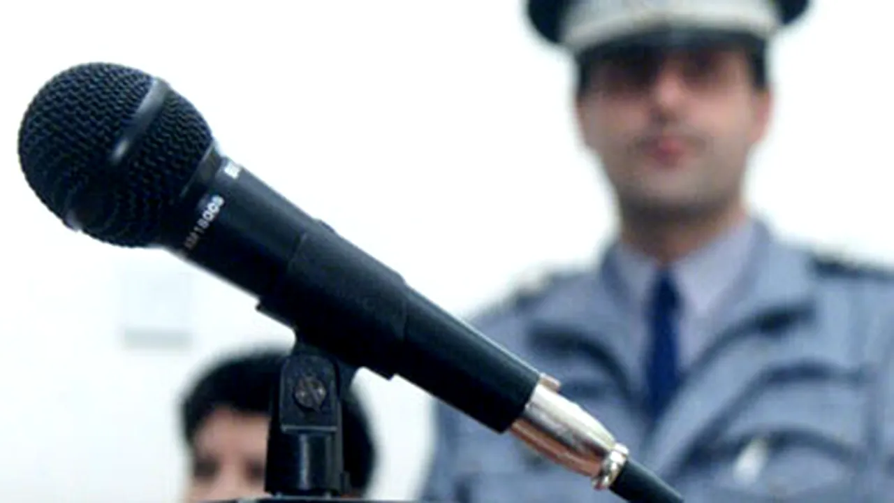 A furat microfoanele şi staţia de amplificare din biserică!