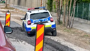 Mașină de Poliție, blocată în asfaltul proaspăt turnat pe șosea din Brașov. Reacția polițiștilor: „Oricine poate greși”