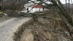 Mureş: Trei case, distruse de alunecări de teren, alte trei în pericol şi 23 de persoane evacuate