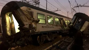Accident FEROVIAR în apropiere de Milano | MAE: Un român a fost rănit uşor/ Cel puţin patru persoane au murit, iar alte 100 au fost rănite - FOTO, VIDEO