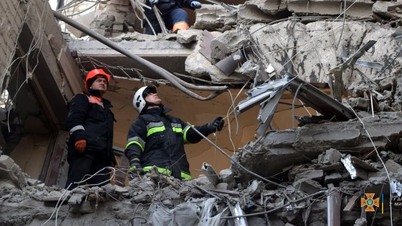 Războiul din Ucraina, ziua 36. Urmează o perioadă decisivă. Ruşii continuă să bombardeze Nikolaiev şi alte oraşe. 20 de oameni au fost ucişi / Se deschid coridoare umanitare / Casa Albă spune că are informaţii despre tensiunile dintre Vladimir Putin şi generalii săi