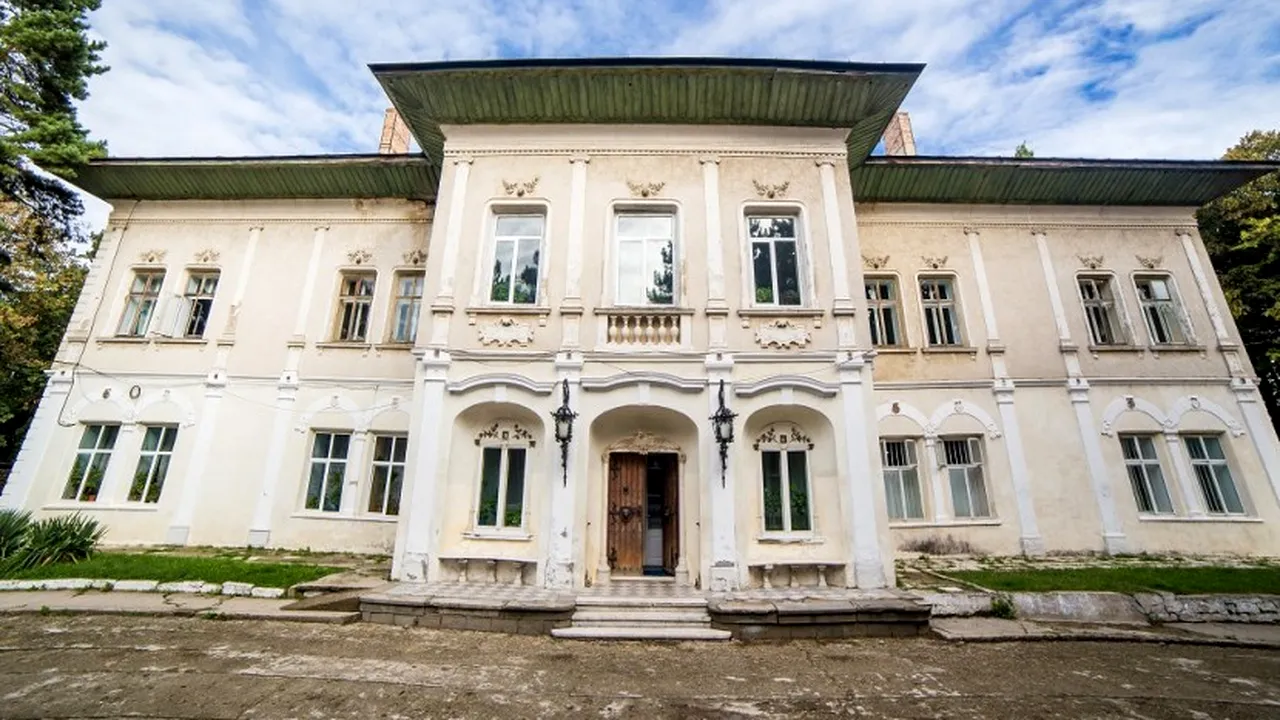 Castelul Cantacuzino-Ghica Deleni din Iaşi, scos la vânzare. Care este preţul de pornire | FOTO
