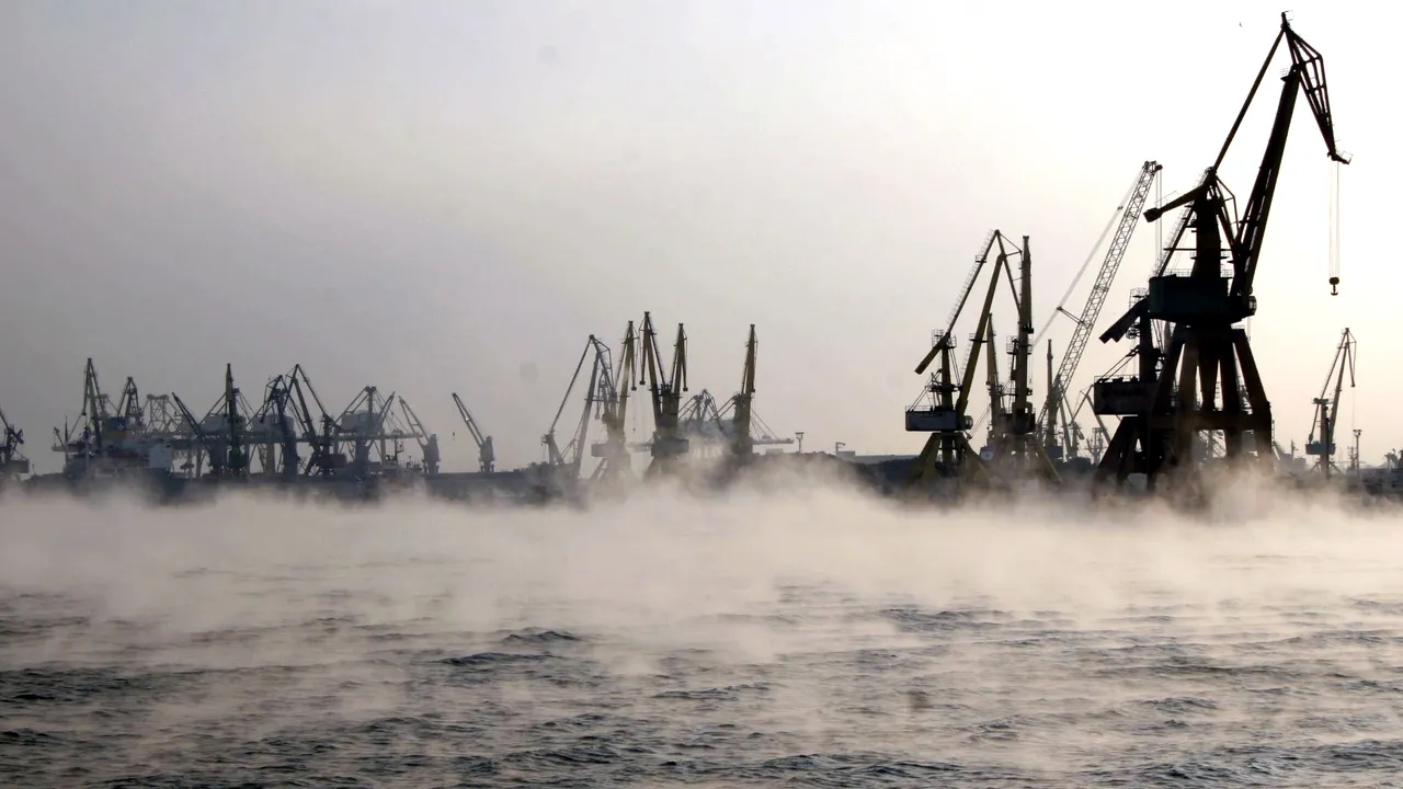 Manevrele au fost suspendate în toate porturile de la Marea Neagră. Circulaţie în condiţii de iarnă