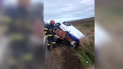 SOCIAL Accident pe DN 72. O autoutilitară încărcată cu substanțe chimice s-a răsturnat. Trafic restricționat