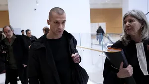 Scandalul sexual din cursa pentru Primăria Parisului. Activistul rus Piotr Pavlenski şi partenera sa au fost inculpaţi 