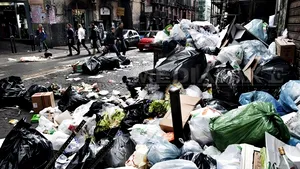 Străzile din Napoli, invadate de 1.700 de tone de gunoaie - FOTO
