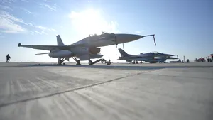 Incident aviatic în România. Bucăţi desprinse dintr-un avion F-16 aflat în zbor de antrenament