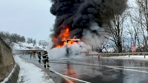VIDEO Un autocar a luat foc în județul Mureș. Cei 47 de pasageri, adăpostiți într-o școală