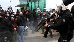 Erdogan a ameninţat că va reprima protestele care durează de o lună în Istanbul şi i-a numit pe studenţii care manifestă „membri ai grupurilor teroriste”