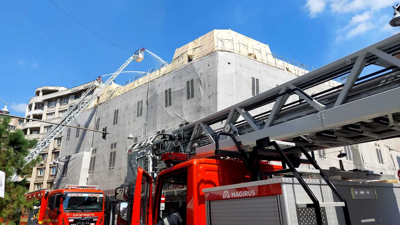 Incendiu puternic pe Calea Victoriei. Pompierii acţionează de la înălţime