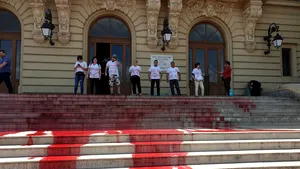 Scările Universităţii din Iaşi, vopsite în roşu, în semn de protest faţă de revenirea lui Tudorel Toader la conducerea instituţiei | FOTO, VIDEO