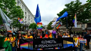 Marșul LGBT a avut loc la Kiev în ciuda războiului. S-au stâns fonduri pentru drone / Contraproteste au avut loc simultan