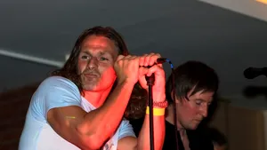 Unii fotbalişti sunt pasionaţi şi de muzică. În timpul liber, Gareth Ainsworth de la Wycombe Wanderers este solistul unei trupe rock