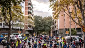 VIDEO „Bicibuz”. Sute de copii biciclesc către şcoală pentru un viitor mai verde