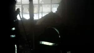 Peste 20 de persoane evacuate dintr-un bloc din Dâmboviţa, în urma unui incendiu | FOTO