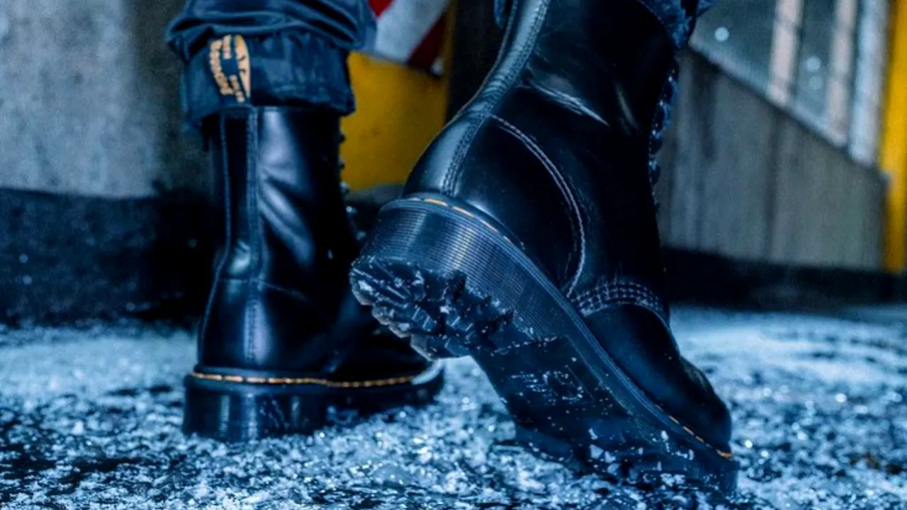 Valoarea neaşteptată a ghetelor Dr. Martens. Preţul unei perechi a crescut mai mult decât aurul, petrolul sau piaţa bursieră