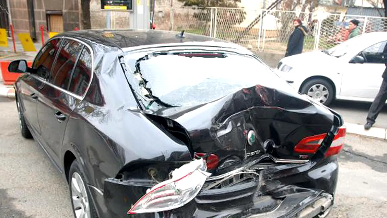 Maşina oficială a unui lider al opoziţiei sârbe, distrusă într-o coliziune cu un camion