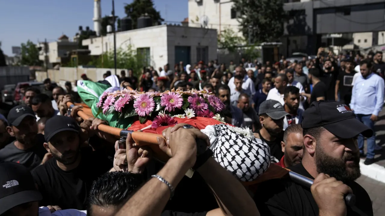 Doi israelieni au fost arestaţi după ce un adolescent palestinian a fost ucis în timpul unui atac 