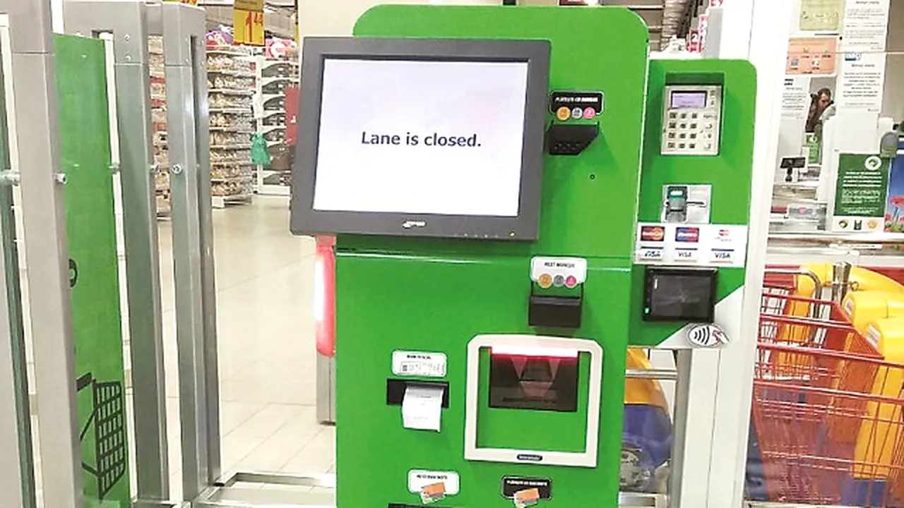 Adio, casele de marcat clasice. Lanţul de supermarketuri din România ce trece la 100% la varianta self-scan / Ce se intâmplă cu angajaţii casieri