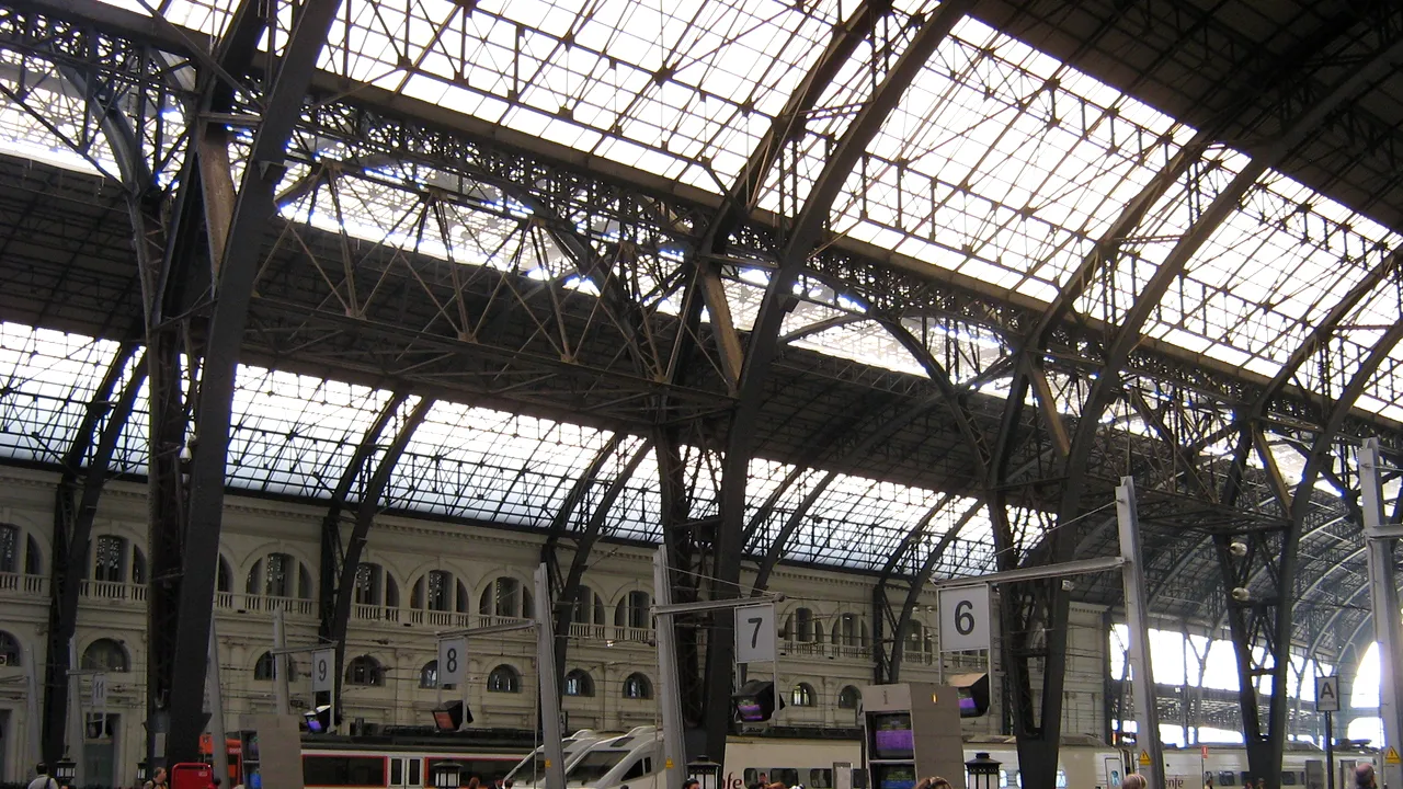 Haos în transportul feroviar pentru navetişti la Barcelona, în urma unui incendiu. 72.000 de pasagerI afectaţi. FOTO
