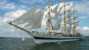 Unul dintre cele mai luxoase veliere din lume soseşte în Portul Constanţa - FOTO