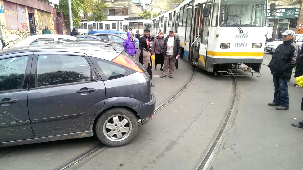 Circulaţia pe patru linii de tramvai din Capitală, blocată din cauza unei maşini parcate pe şine - FOTO