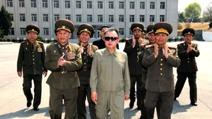 Kim Jong-Il şi fiul său merg la concert, în timp ce peninsula coreeană este 