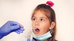 Covid-19: Franţa începe testare masivă în şcoli. Vor fi efectuate 200.000 de teste de salivă pe săptămână