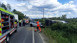 Accident în Timiș. Un autotren s-a răsturnat pe șosea, iar un bărbat a murit
