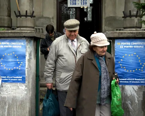 RETROSPECTIVĂ MEDIAFAX 35. 2003 – România își revizuiește Constituția. Negocierile privind aderarea la UE intră în etapa decisivă