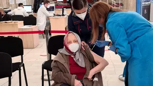 O femeie în vârstă de 105 ani a mers să-şi facă a treia doză de vaccin 