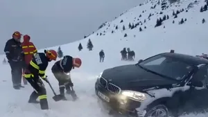 Un SUV BMW a rămas blocat pe un drum închis. Şoferul a chemat pompierii pentru a-l scoate din nămeţi | VIDEO