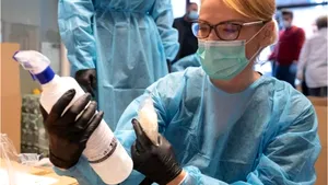 Firea lansează „Coşul Solidarităţii”: Alimente şi dezinfectanţi pentru TOŢI bătrânii cu pensii sub 1.000 de lei