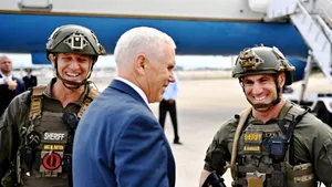 Un sergent SWAT a fost retrogradat din cauza unei insigne pe care a purtat-o la o întâlnire cu vicepreşedintele american Mike Pence