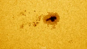 O pată solară gigantică poate să fie observată cu ochiul liber, dar astronomii atrag atenţia 