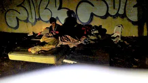 Poliţia locală, în sprijinul persoanelor fără adăpost. 29 de oameni ai străzii, în şoc hipotermic în primele zile ale anului