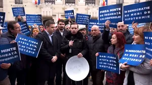 Zeci de liberali protestează cu ligheane în faţa Primăriei Capitalei: „Firea minte de îngheaţă caloriferele” - VIDEO