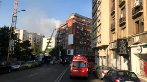 Incendiu în centrul Capitalei. Doi copii şi o femeie s-au salvat la timp - Imagini VIDEO, FOTO
